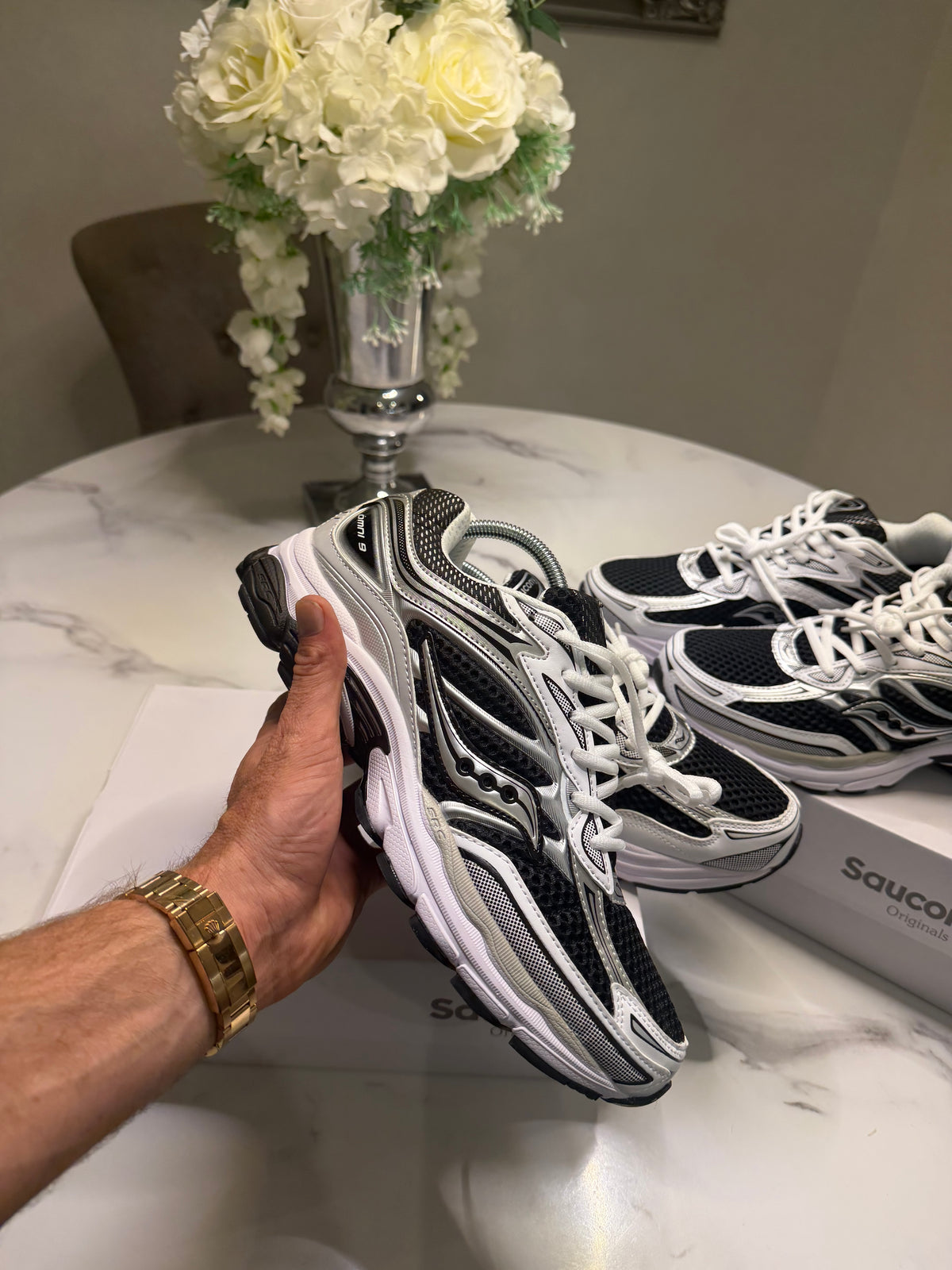 Saucony ProGrid Omni 9
Black / White