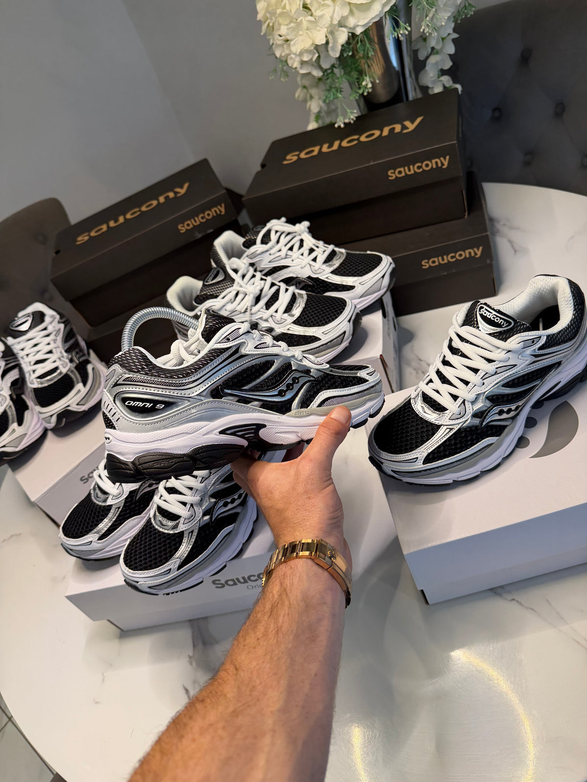 Saucony ProGrid Omni 9
Black / White