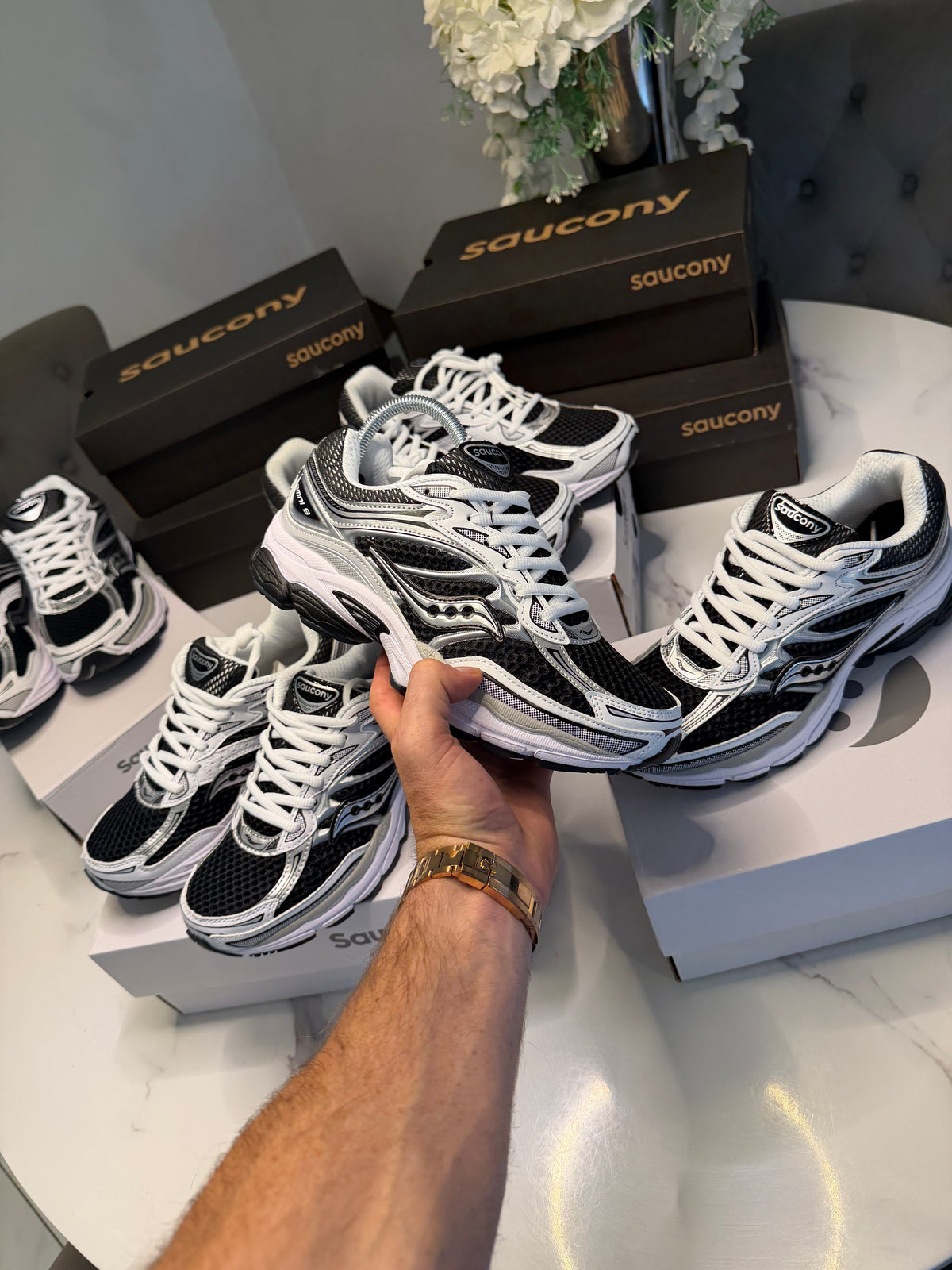 Saucony ProGrid Omni 9
Black / White