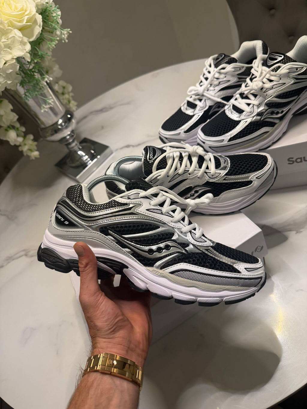 Saucony ProGrid Omni 9
Black / White