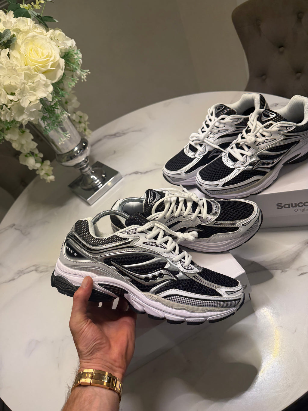 Saucony ProGrid Omni 9
Black / White