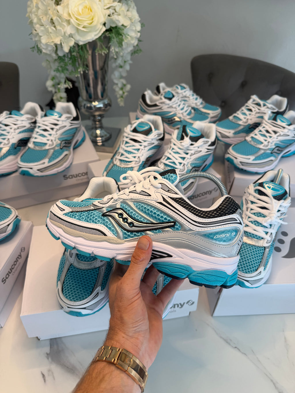 Saucony ProGrid Omni 9 OG in the vibrant “Tranquil” turquoise and silver colorway.