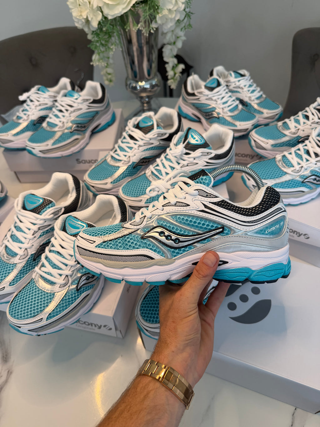 Saucony ProGrid Omni 9 OG in the vibrant “Tranquil” turquoise and silver colorway.