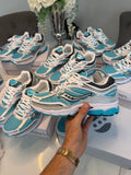 Saucony ProGrid Omni 9 OG in the vibrant “Tranquil” turquoise and silver colorway.