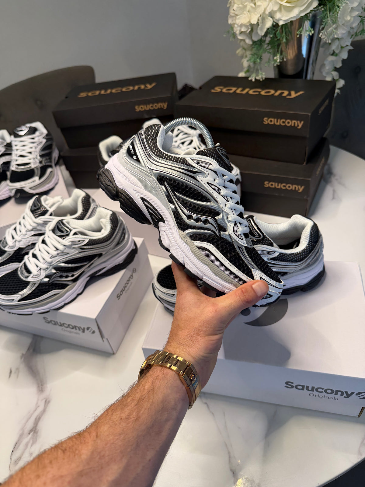 Saucony ProGrid Omni 9
Black / White
