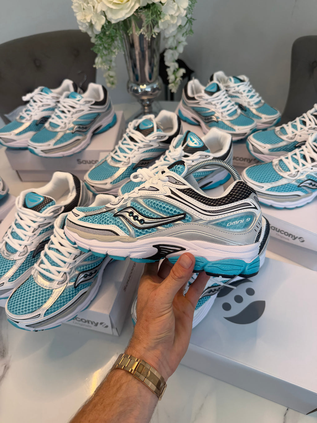 Saucony ProGrid Omni 9 OG in the vibrant “Tranquil” turquoise and silver colorway.