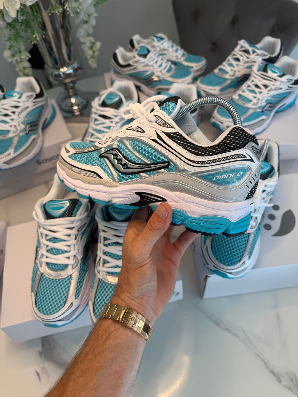 Saucony ProGrid Omni 9 OG in the vibrant “Tranquil” turquoise and silver colorway.