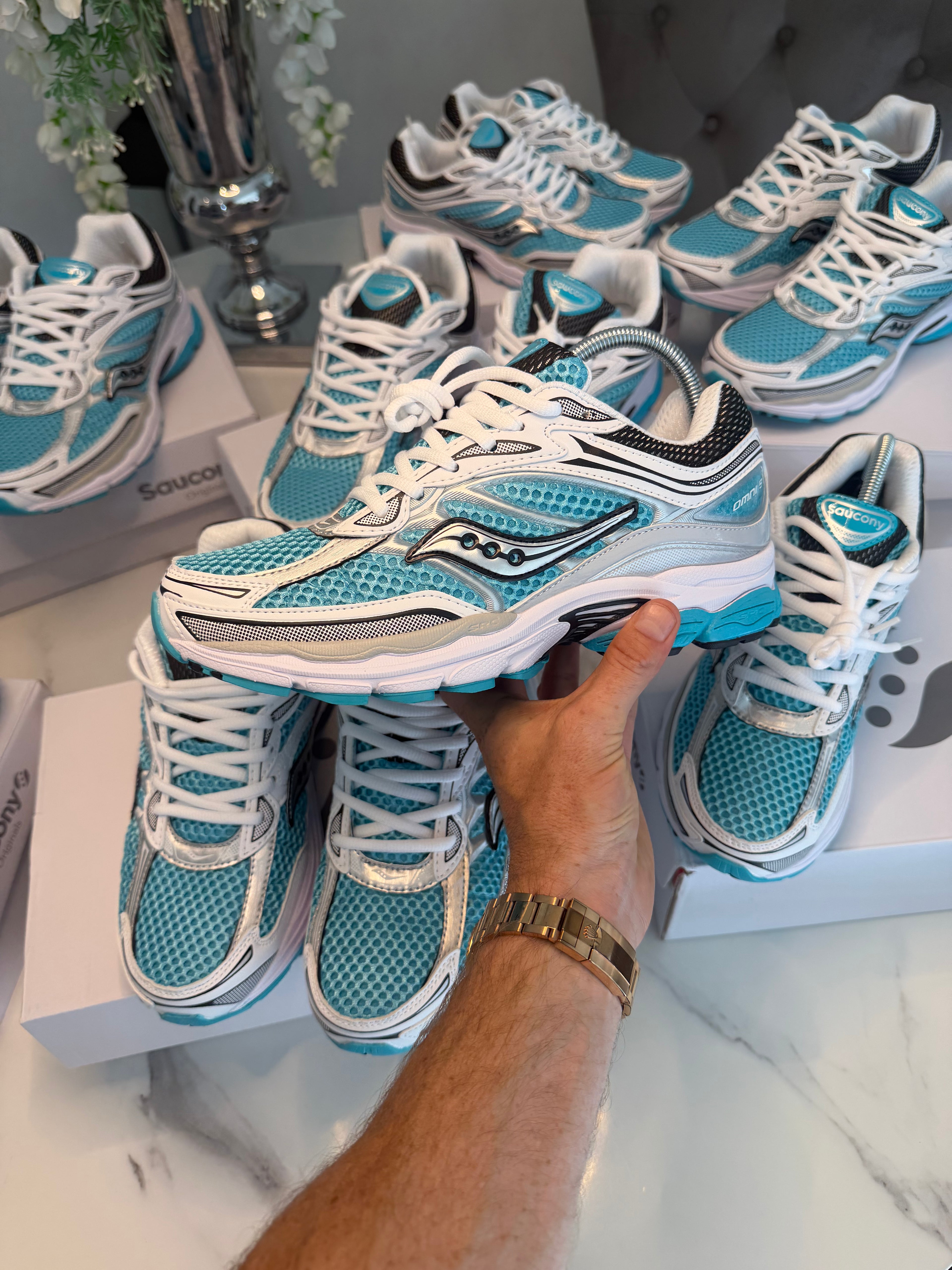 Saucony ProGrid Omni 9 OG in the vibrant “Tranquil” turquoise and silver colorway.