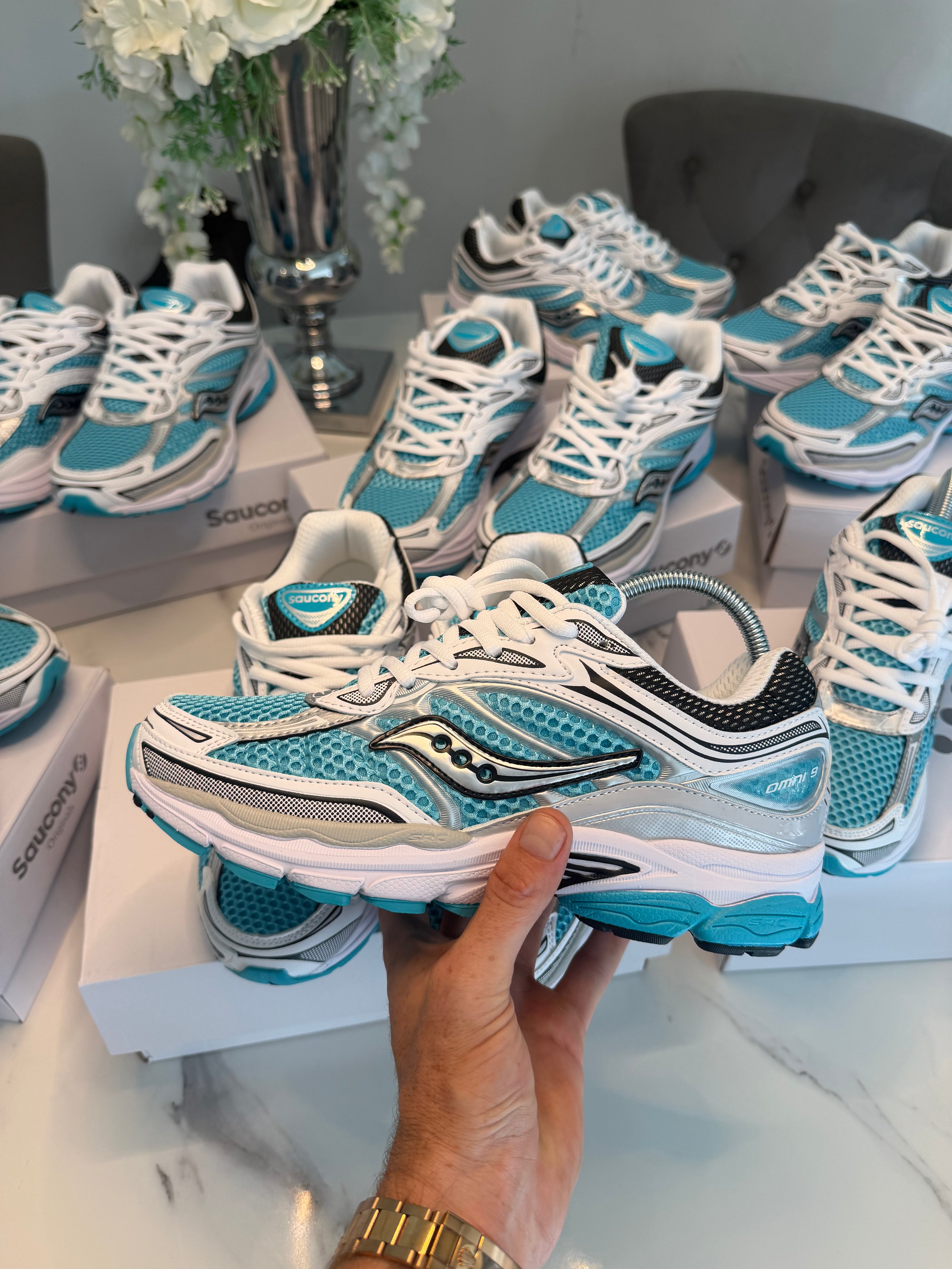 Saucony ProGrid Omni 9 OG in the vibrant “Tranquil” turquoise and silver colorway.