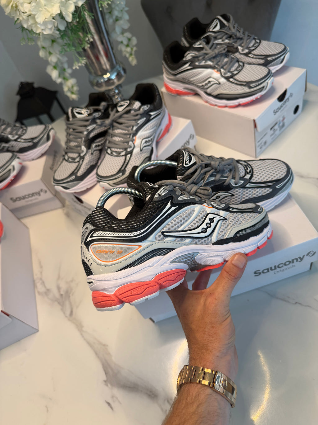 SAUCONY PROGRID OMNI 9 GREY
BLACK