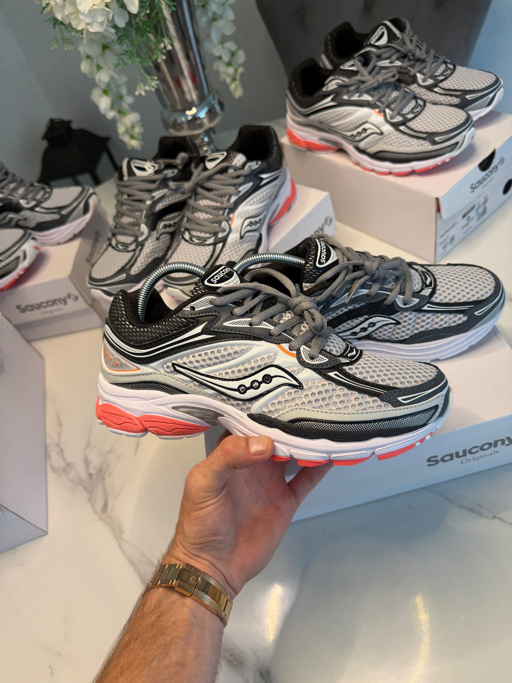 SAUCONY PROGRID OMNI 9 GREY
BLACK