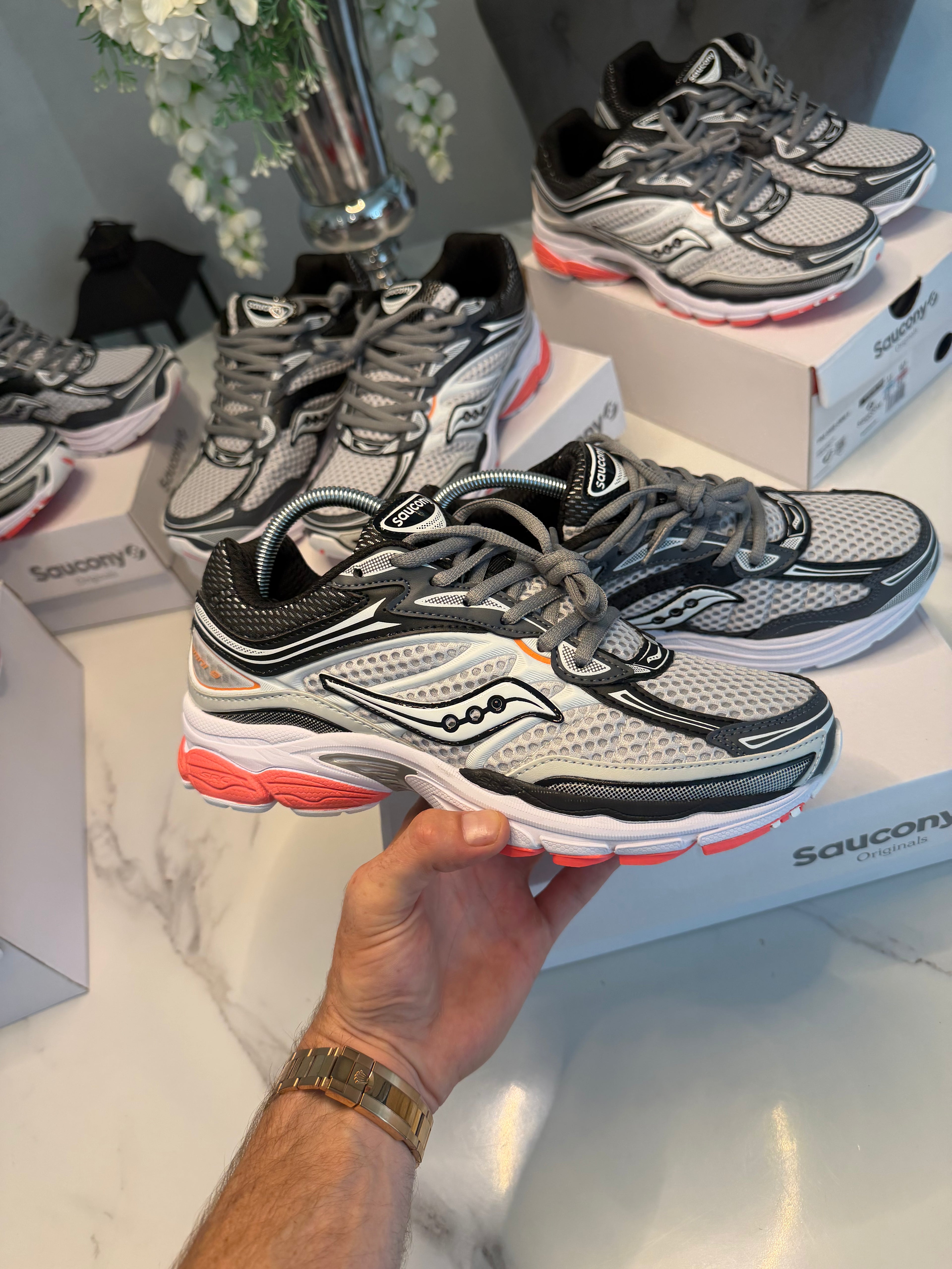 SAUCONY PROGRID OMNI 9 GREY
BLACK