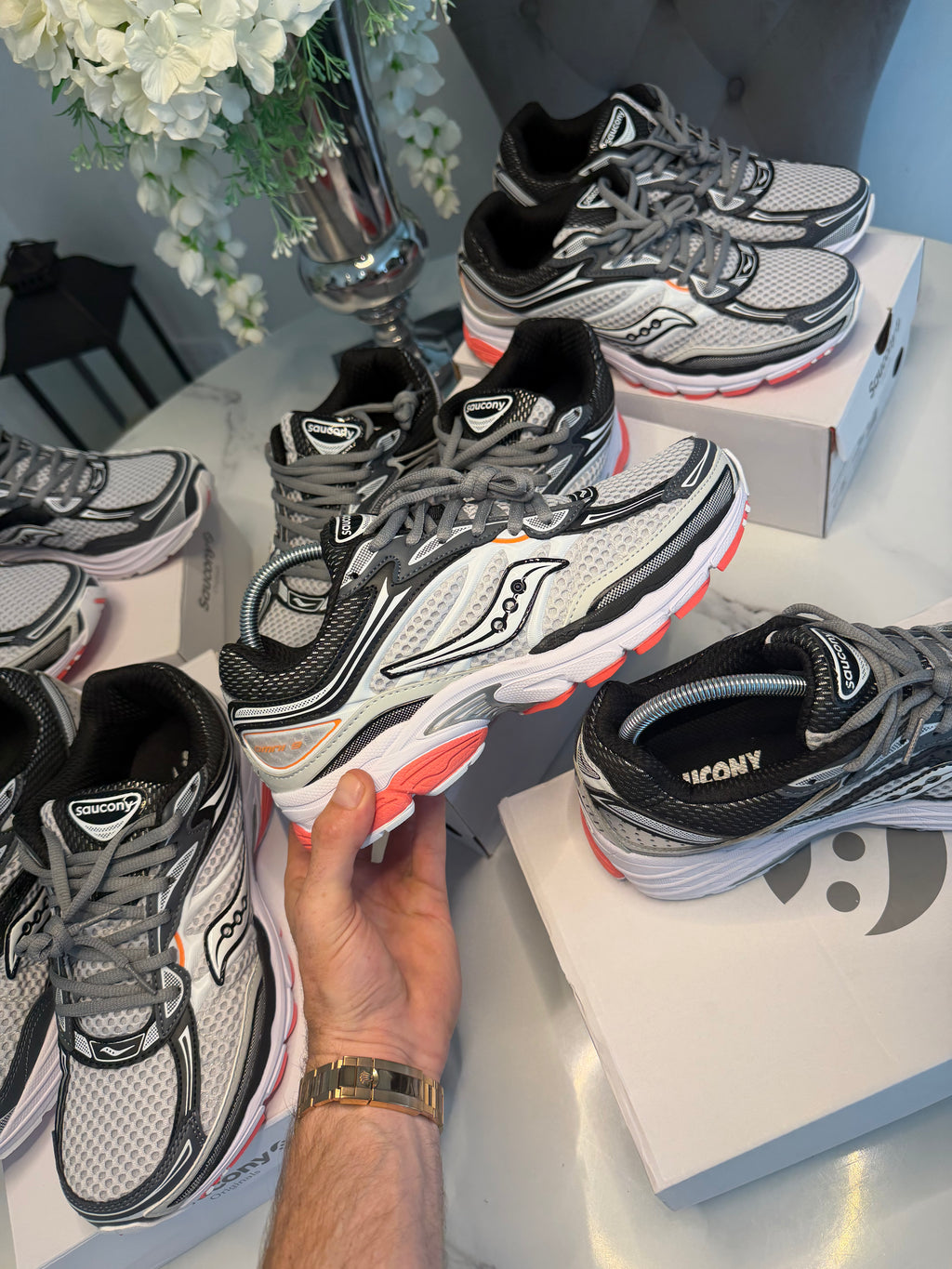 SAUCONY PROGRID OMNI 9 GREY
BLACK
