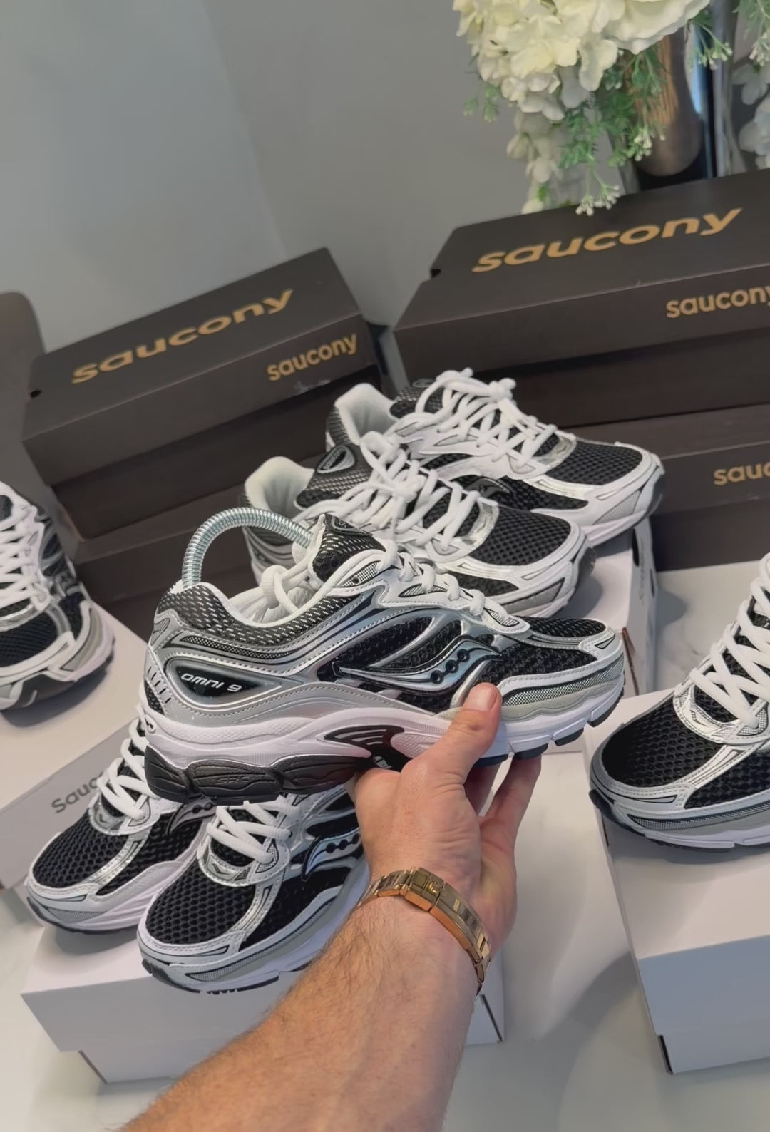 Saucony ProGrid Omni 9
Black / White